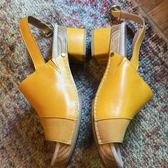 Dansko Madalyn Slingback Clog Sandal - Picture 4 of 9